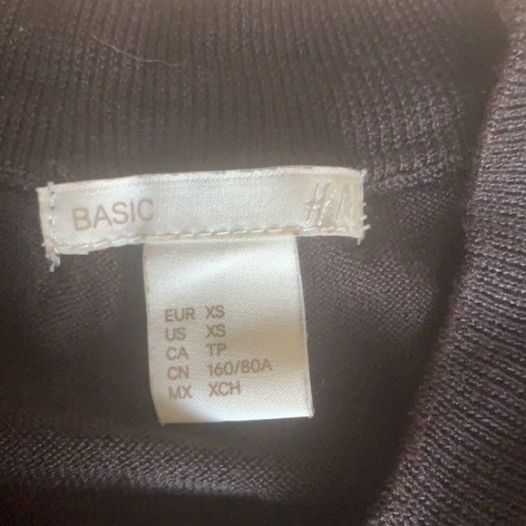 H&M size XS black t-shirt jumper. Never worn. Can fit size small also. Boxy fit. - Picture 4 of 10